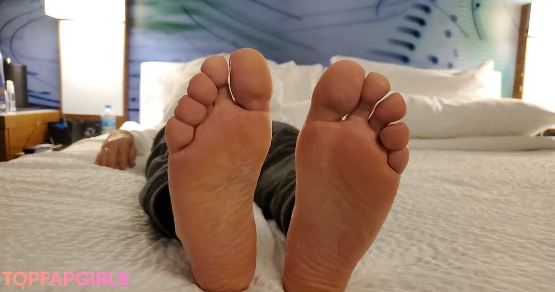 menfeetlover model naked image