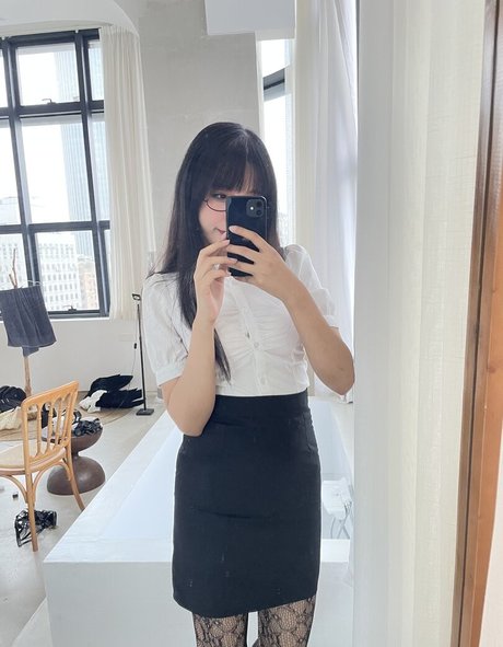 YunX1X1 porn actress images