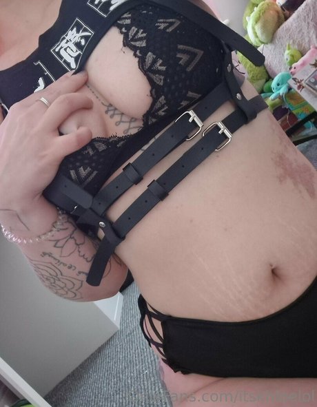 itskhloelol beautiful model image