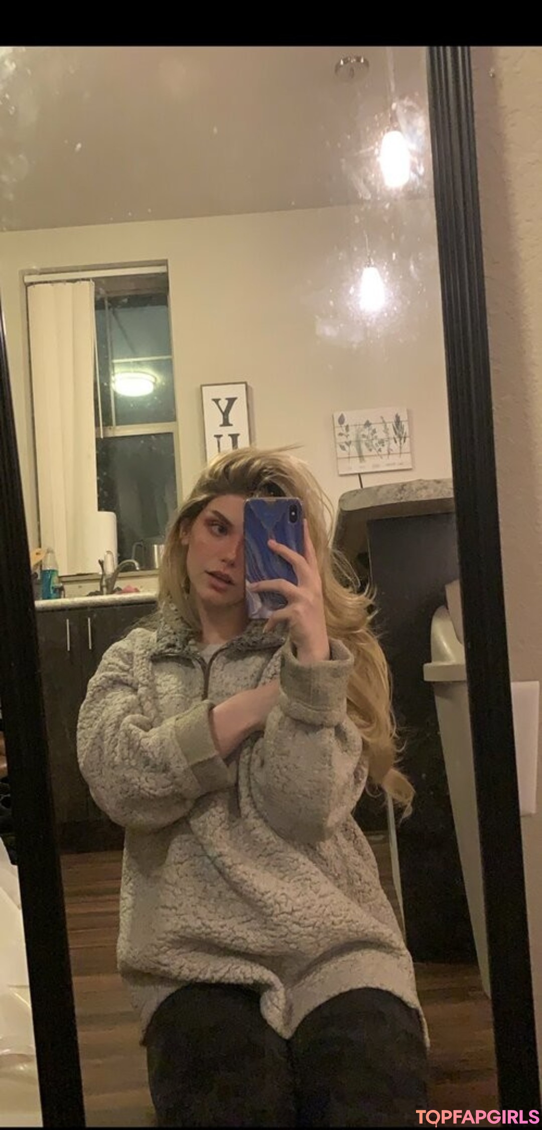 sexyredinbedfree top model image