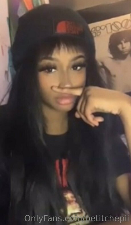 petitchepii star naked gallery