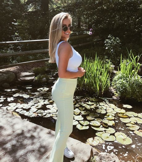 Taylor Z art actress photos