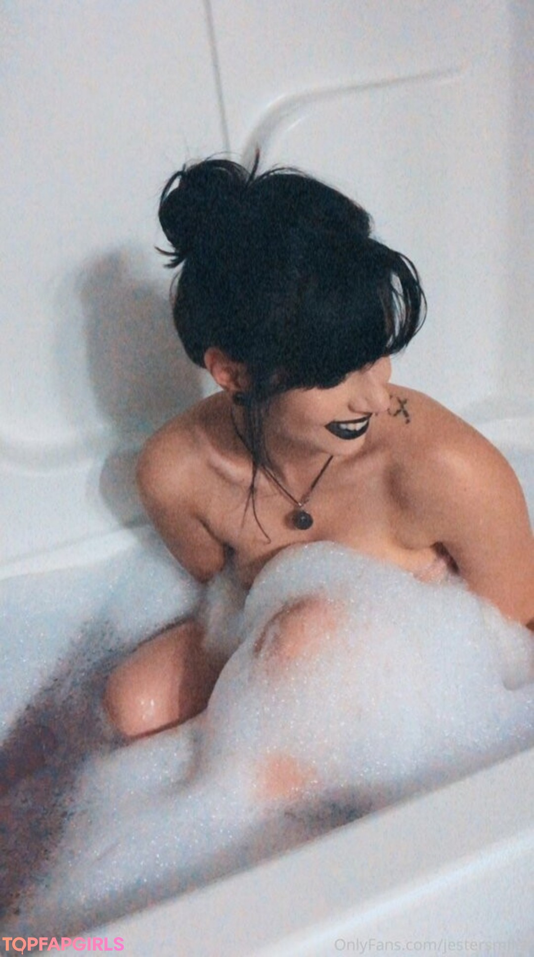 jestersmiles erotic model image
