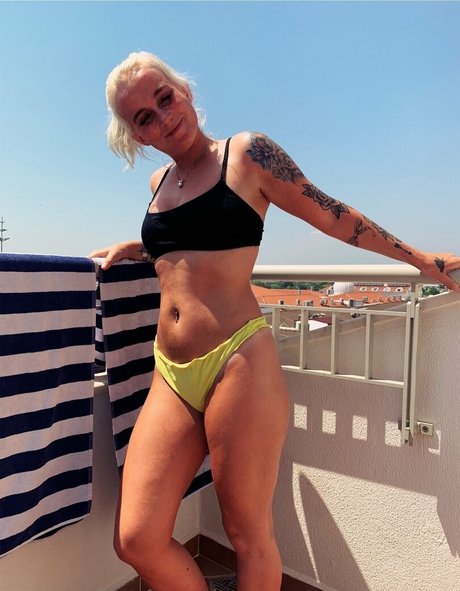 izzy 2505 model naked photo