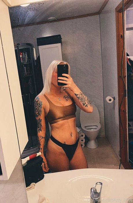 izzy 2505 nudes pornstar pic