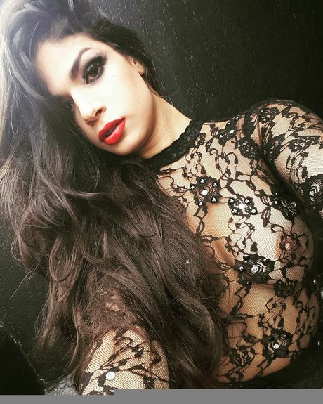 Linda De Morrer model sexy pic