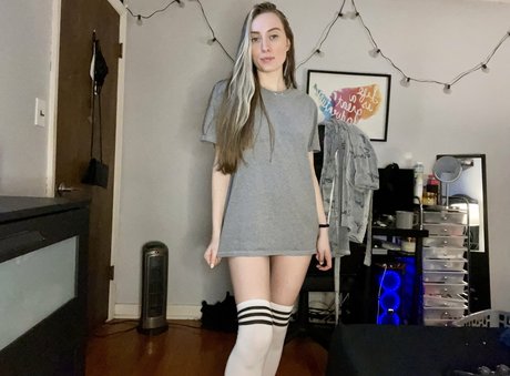 skysfreepage porn star photo