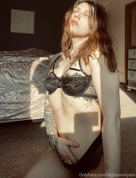 bigbooootyash nude model img