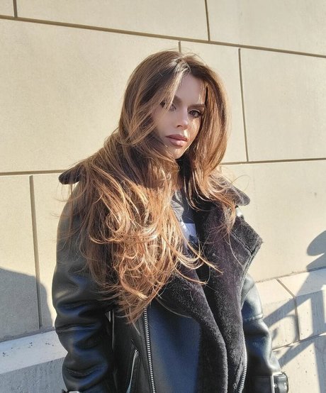 adelinesofficial sexy actress img