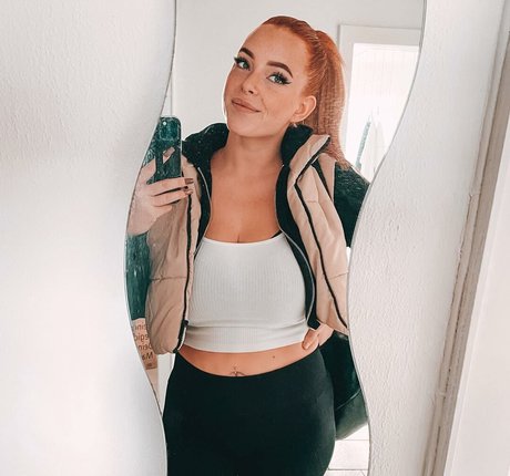 Sarah Neuhaus star sexy picture