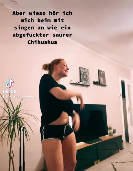 Sarah Neuhaus model sexy pic