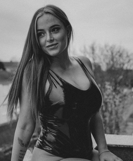 Sarah Neuhaus erotic star photos