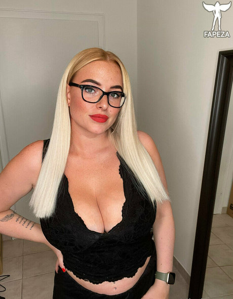 Sarah Neuhaus hot star image