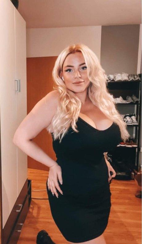 Sarah Neuhaus pretty star photo