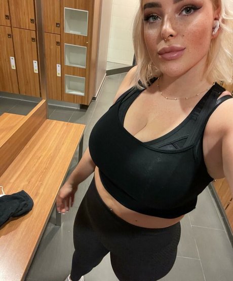 Sarah Neuhaus model beautiful photo