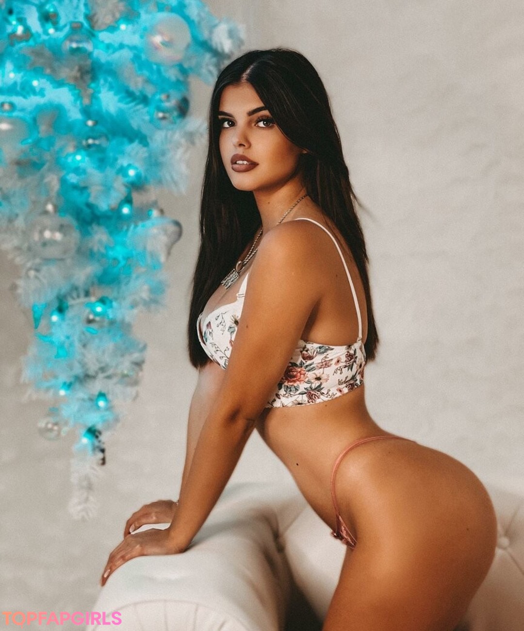 Lara Benjamina Winter hot actress photo