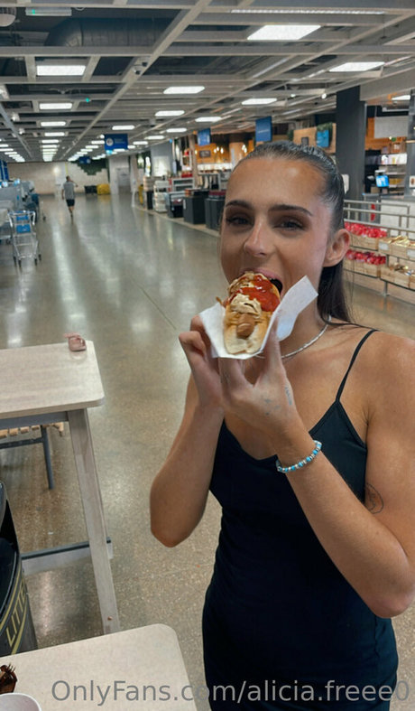 alicia freee0 model erotic picture