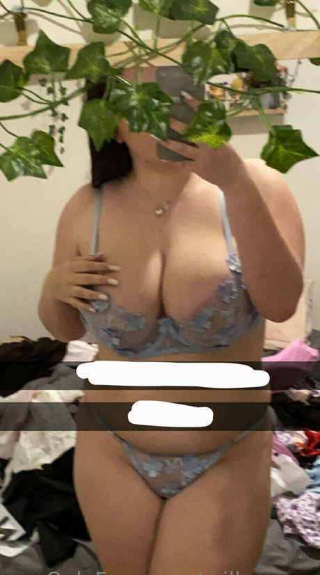 millypezza nude pornstar pics