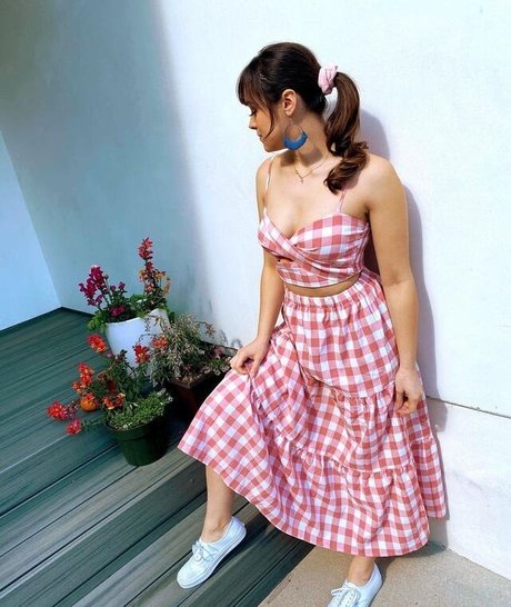 Hayley Orrantia top pornstar img