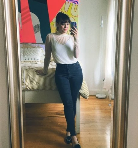 Hayley Orrantia sexy star archive