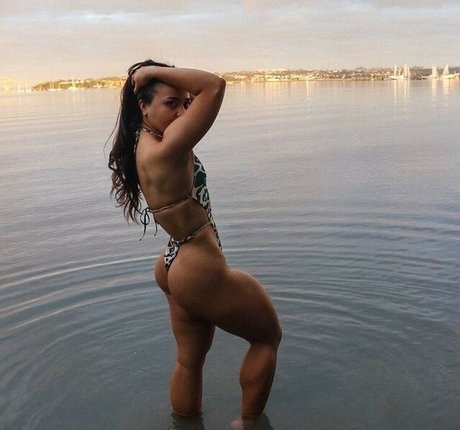 LouiseWhyyte free model img