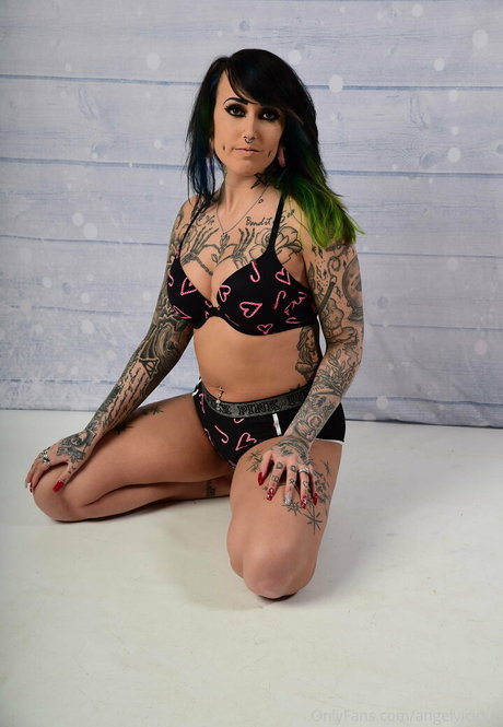 curvy lesbian onlyfans adult pic