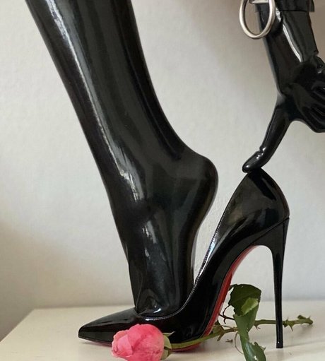 latexprincessvip model adult image