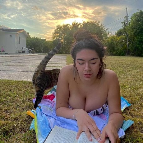 Nicky Nicole model sexy img