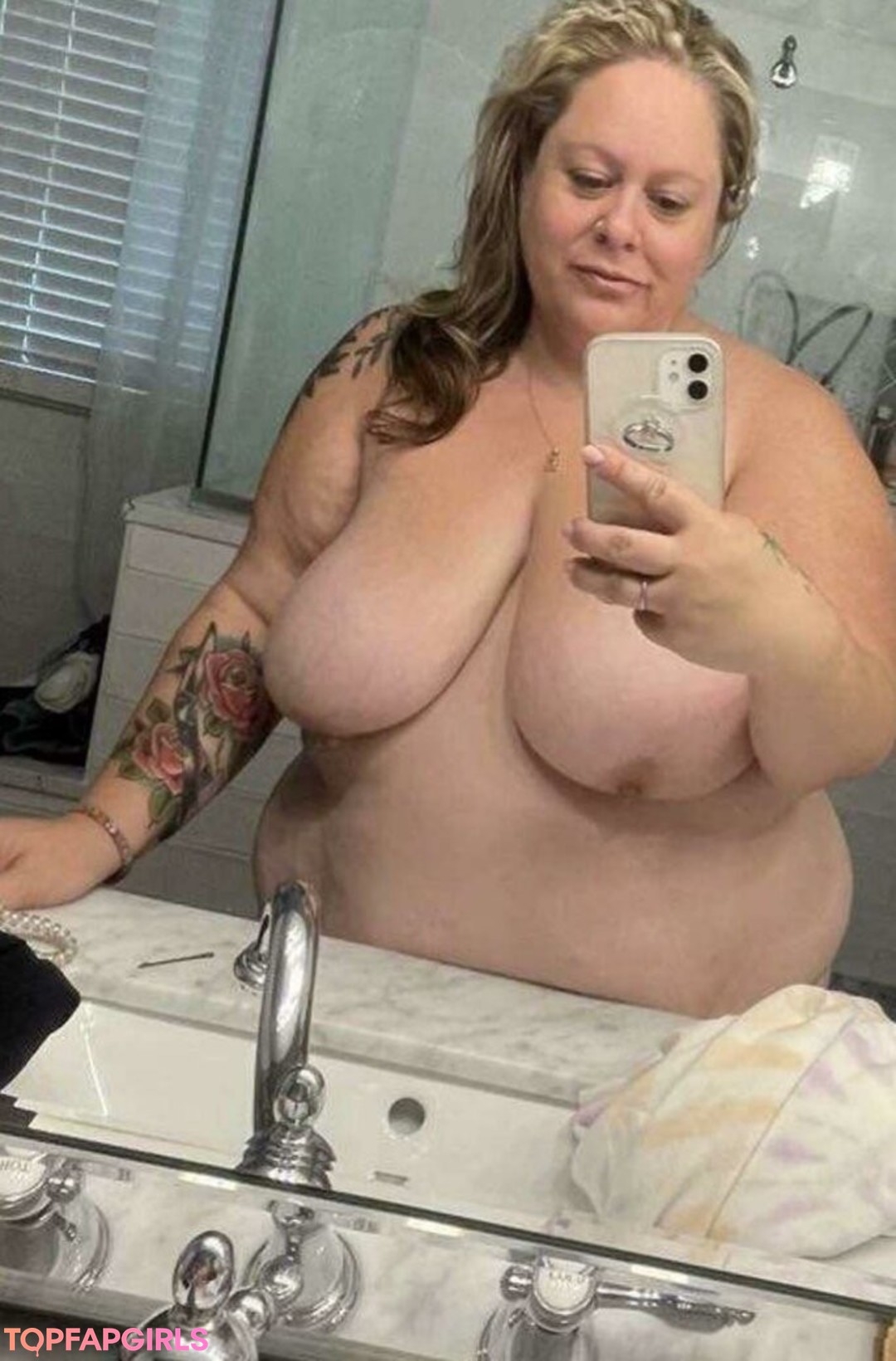 Kukake Kreme model erotic photo