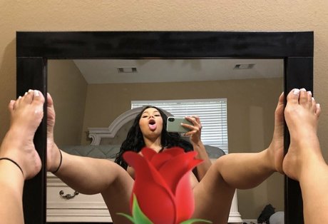 rooxie sexy pornstar img