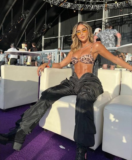 asian hairy onlyfans top photo