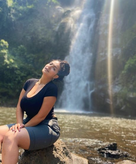 Noam L sexy actress img