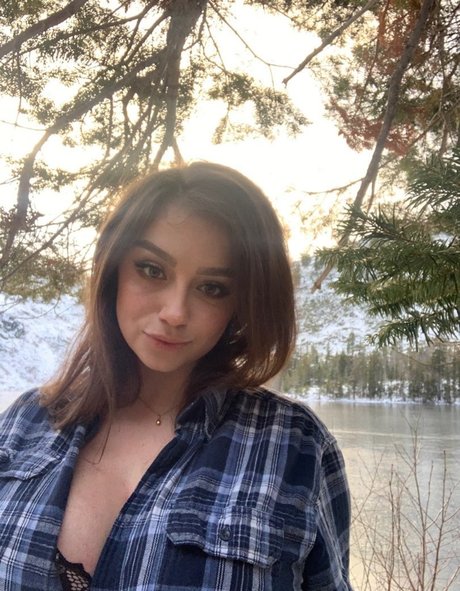 JuicyJade model erotic image