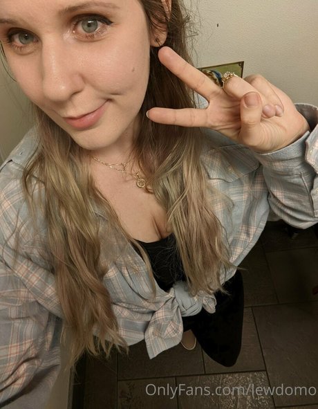 lewdomo hd model photo