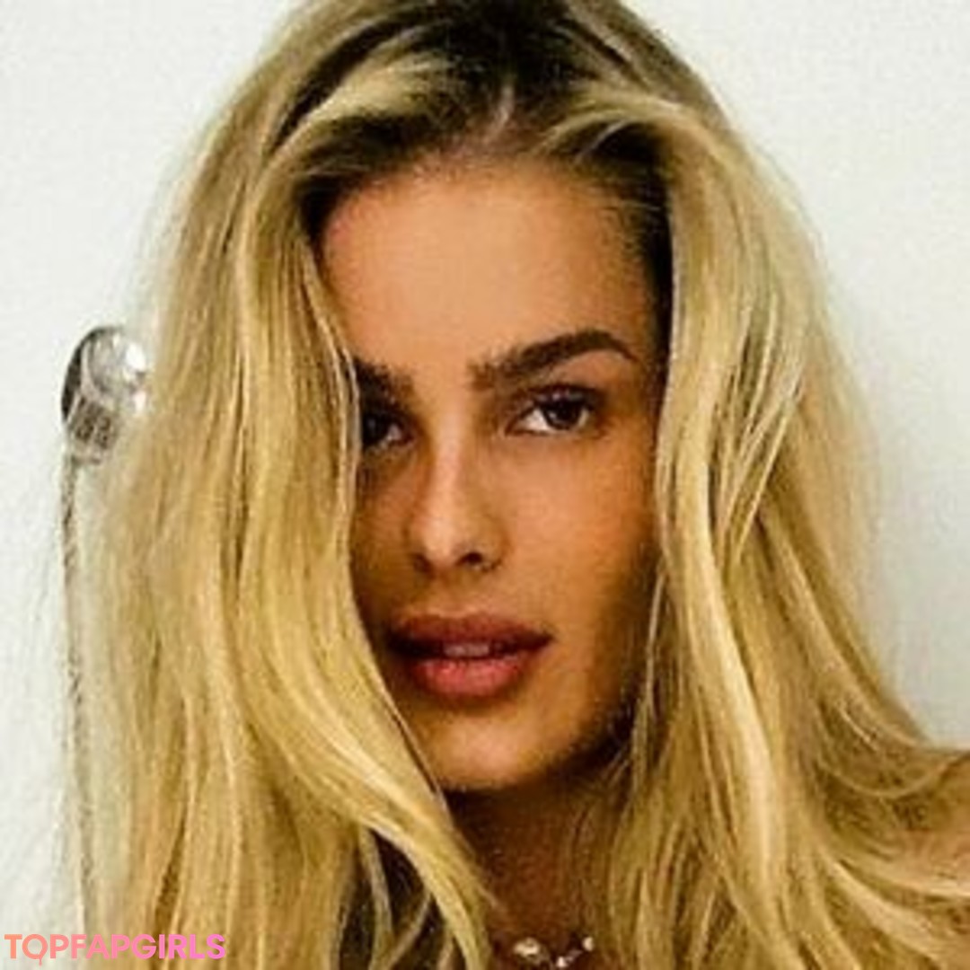 Yasmin Brunet star sexy pics