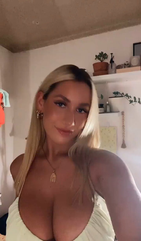 Ariel D pornographic actress photos