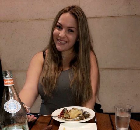 Ellie K naked model photo