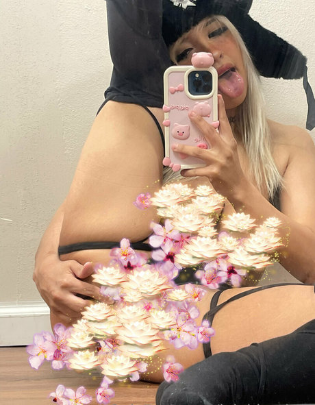 Leighbunbun sexy model pictures