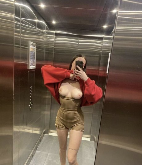 billieboss pornographic model picture