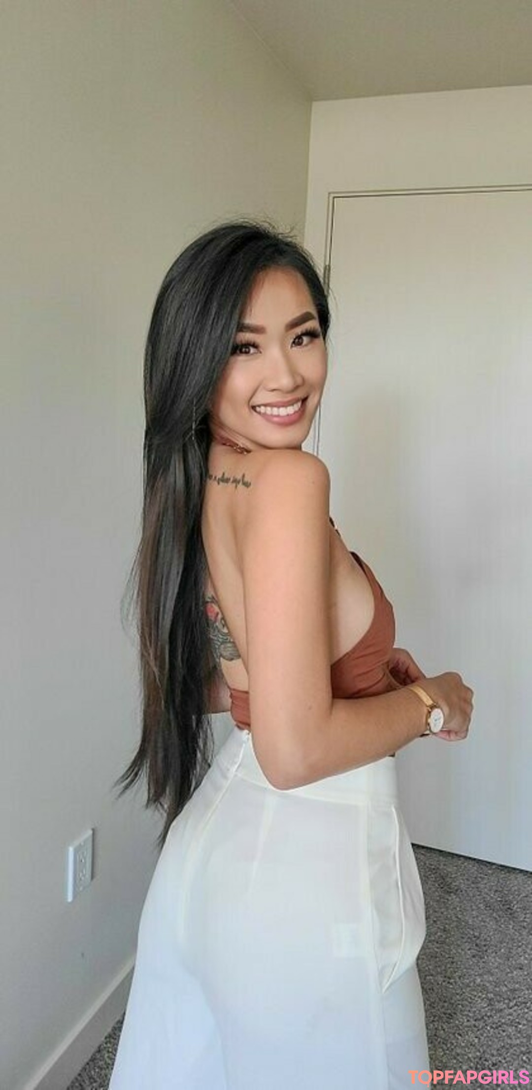 Elizabeth Tran model hot pic