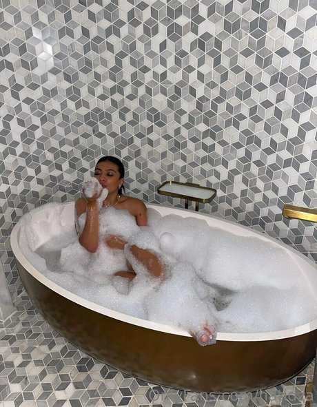 hatidza demirovic nude model pic