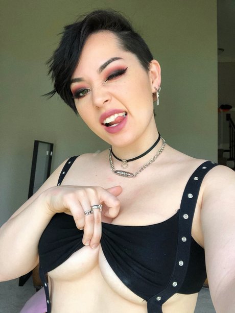 Beebinch_ model art galleries