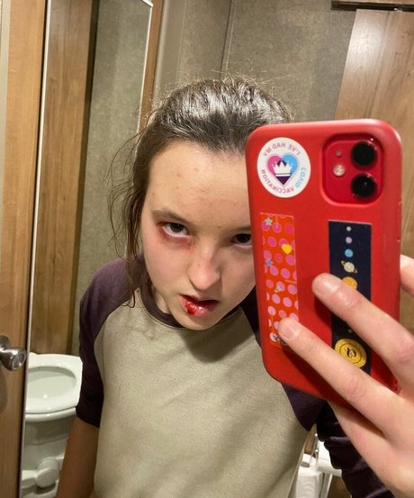 Bella Ramsey model high quality pics