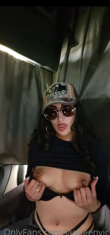laqueenvic naked pornstar image