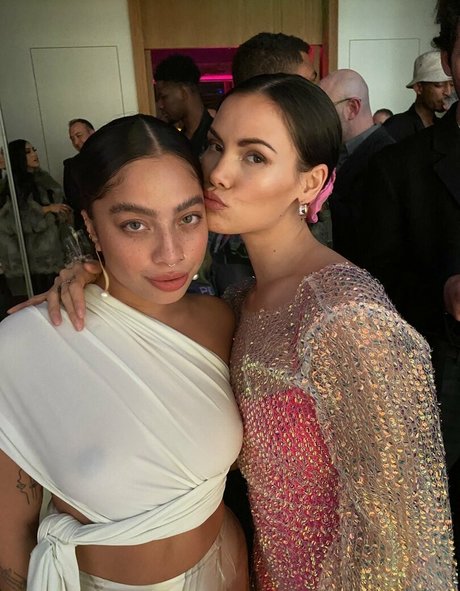 Kiana Lede star pretty galleries