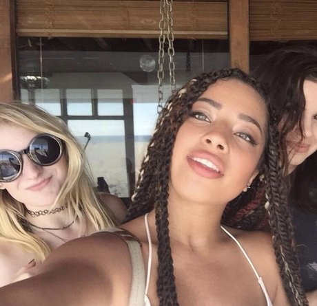 Kiana Lede best star galleries