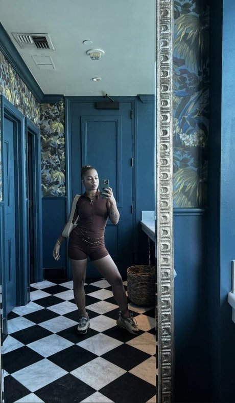 Kiana Lede pretty actress picture