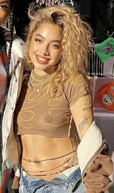 Kiana Lede nice star pic