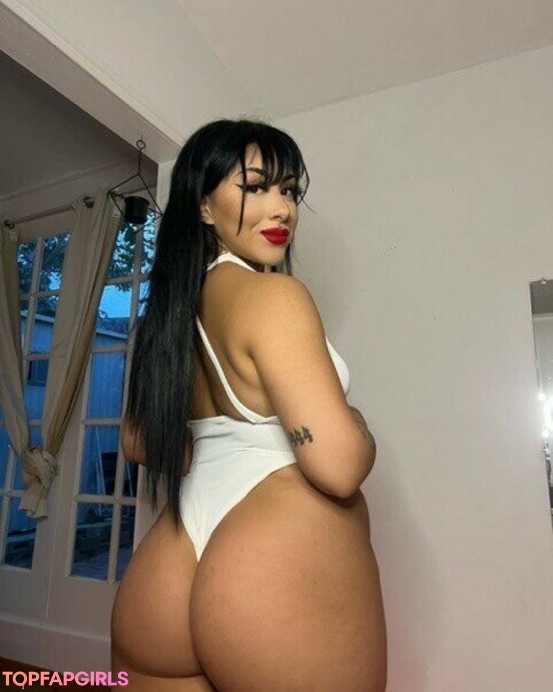 scarlettviv nudes model img