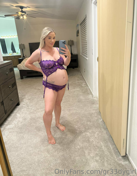 gr33dygirl sex model photo